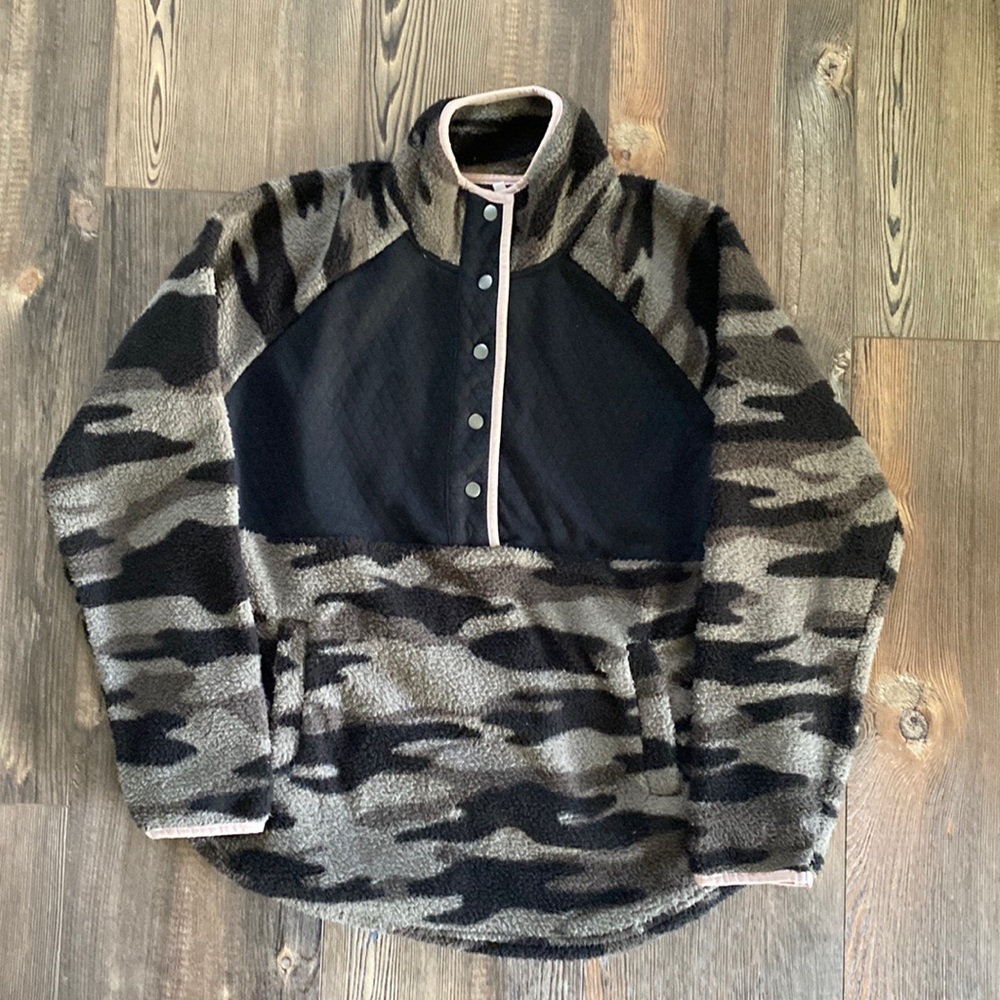 Women’s fleece quarter snap fleece top.  Size large- excellent condition.
